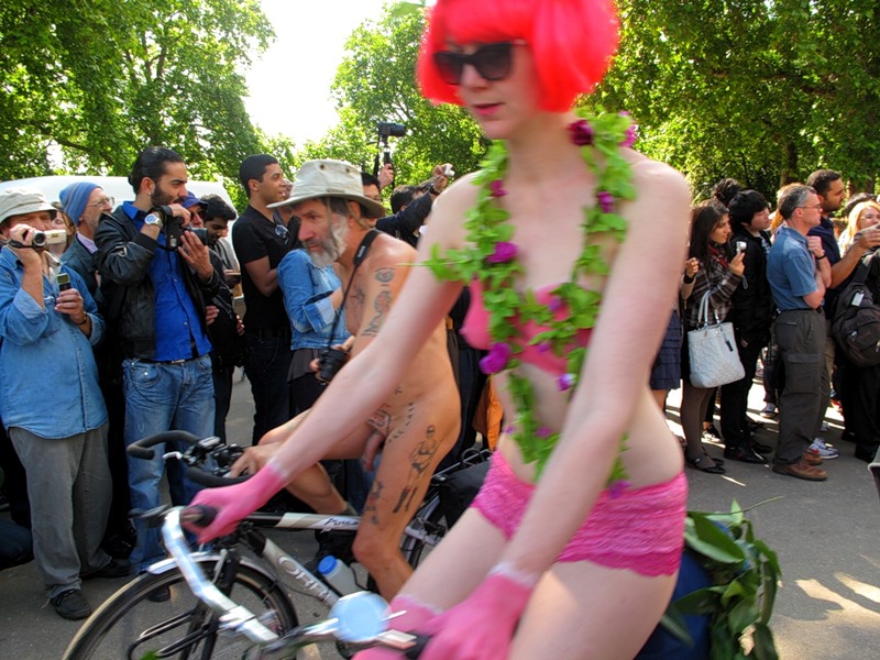 Фотография: Голый велопробег в Лондоне: Uncover The Truth. Go Naked. №100 - BigPicture.ru