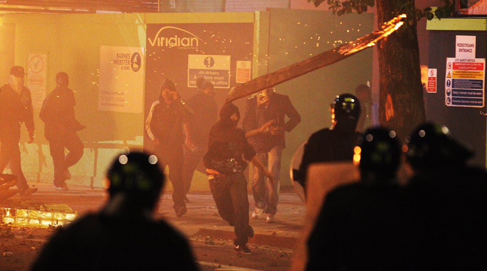 Фотография: Массовые погромы и беспорядки в Лондоне (Часть 2) №3 - BigPicture.ru