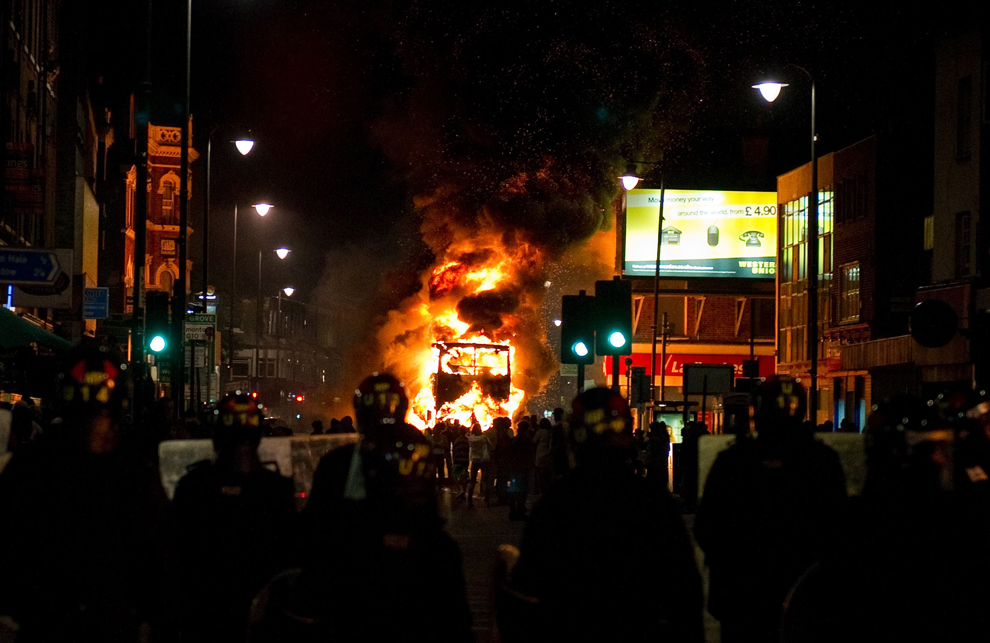 Фотография: Массовые погромы и беспорядки в Лондоне (Часть 2) №8 - BigPicture.ru