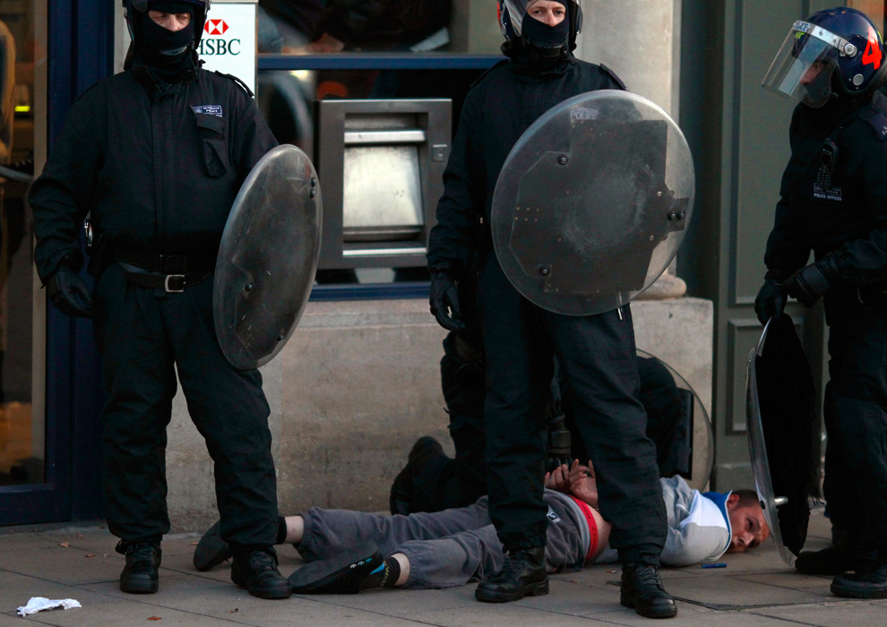 Фотография: Массовые погромы и беспорядки в Лондоне (Часть 2) №9 - BigPicture.ru