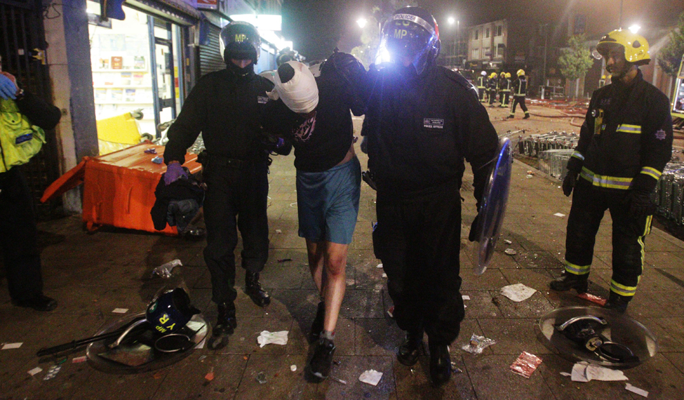 Фотография: Массовые погромы и беспорядки в Лондоне (Часть 2) №10 - BigPicture.ru