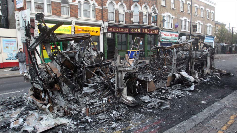 Фотография: Массовые погромы и беспорядки в Лондоне (Часть 1) №2 - BigPicture.ru