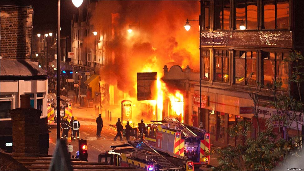 Фотография: Массовые погромы и беспорядки в Лондоне (Часть 1) №7 - BigPicture.ru