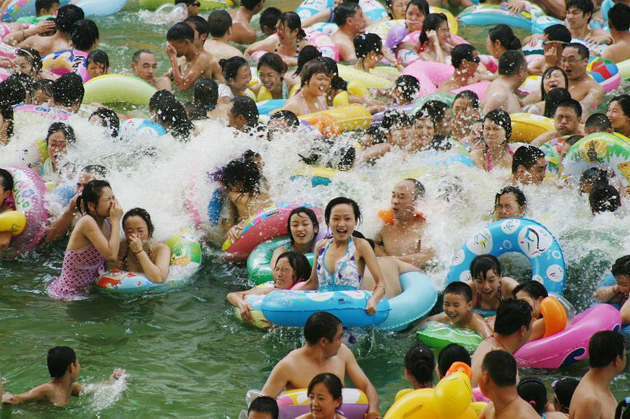 Как купаются китайцы в море