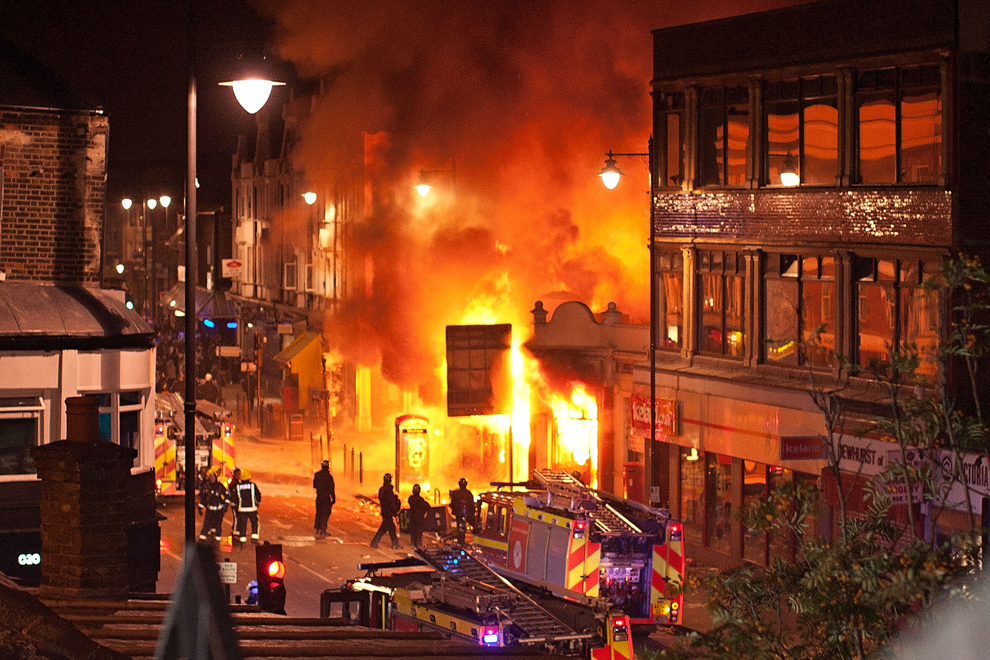 Фотография: Массовые погромы и беспорядки в Лондоне (Часть 2) №14 - BigPicture.ru