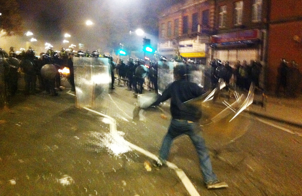 Фотография: Массовые погромы и беспорядки в Лондоне (Часть 2) №15 - BigPicture.ru