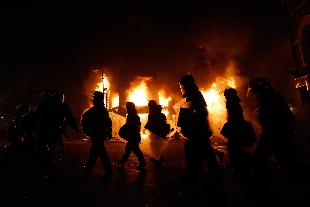 Фотография: Массовые погромы и беспорядки в Лондоне (Часть 2) №17 - BigPicture.ru