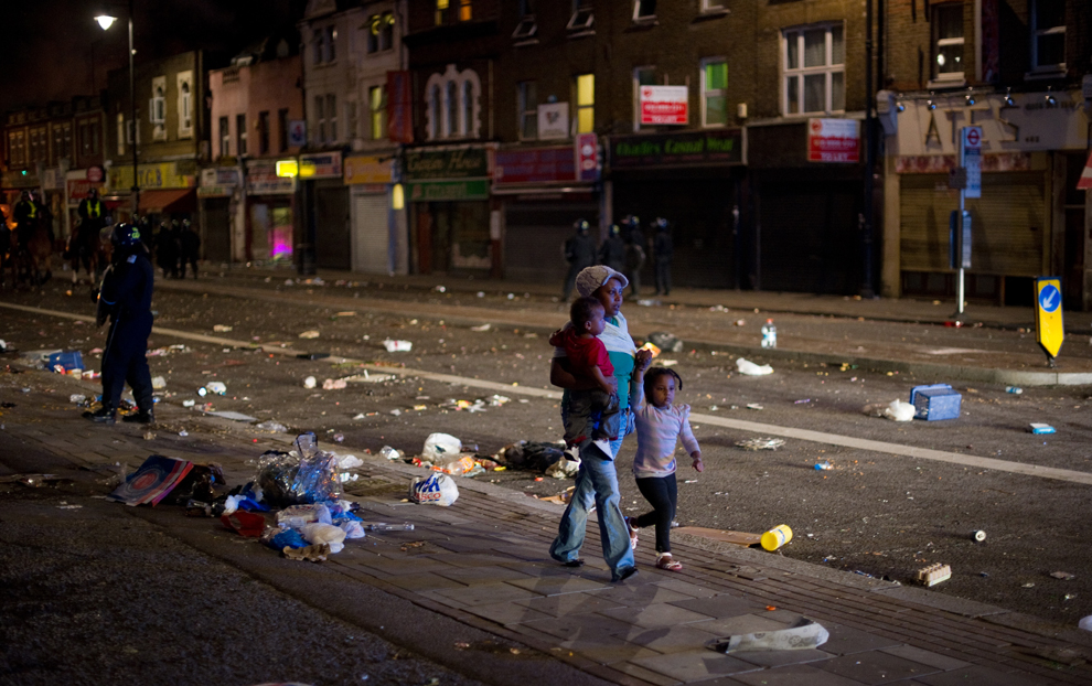 Фотография: Массовые погромы и беспорядки в Лондоне (Часть 2) №19 - BigPicture.ru