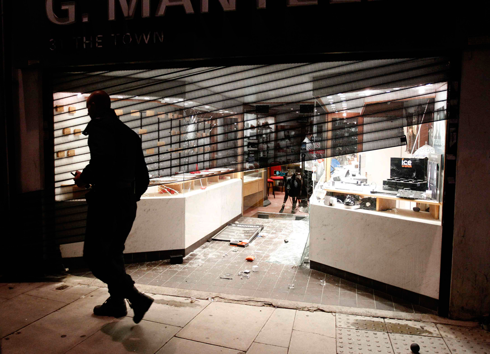 Фотография: Массовые погромы и беспорядки в Лондоне (Часть 2) №20 - BigPicture.ru