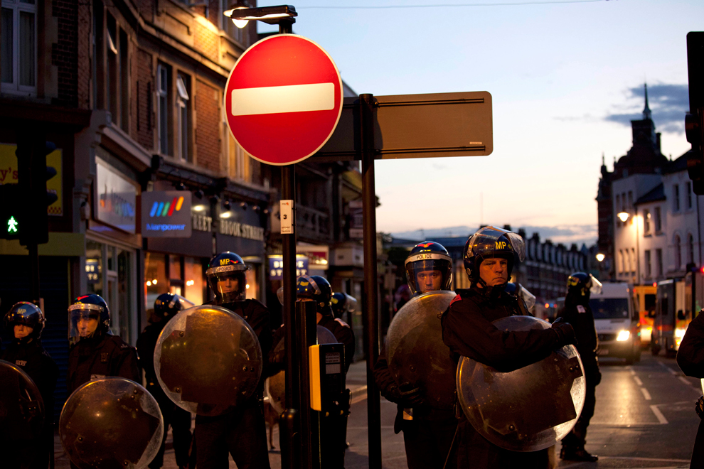 Фотография: Массовые погромы и беспорядки в Лондоне (Часть 2) №22 - BigPicture.ru