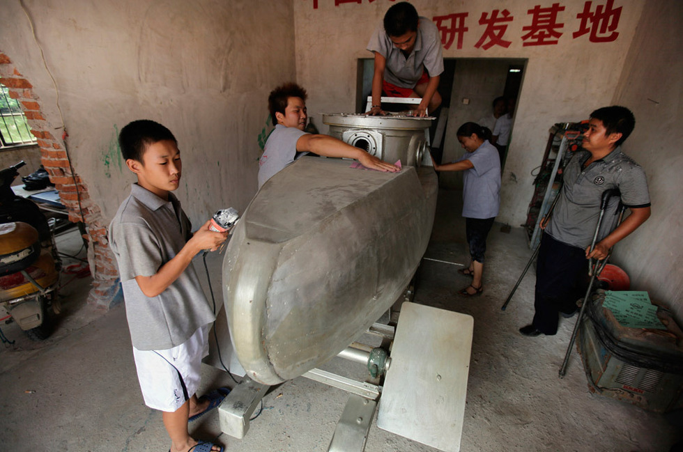 Фотография: Китайский крестьянин делает мини-подлодки на продажу №2 - BigPicture.ru