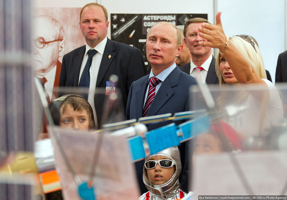 Фотография: Путин на Международном авиасалоне МАКС 2011 №39 - BigPicture.ru