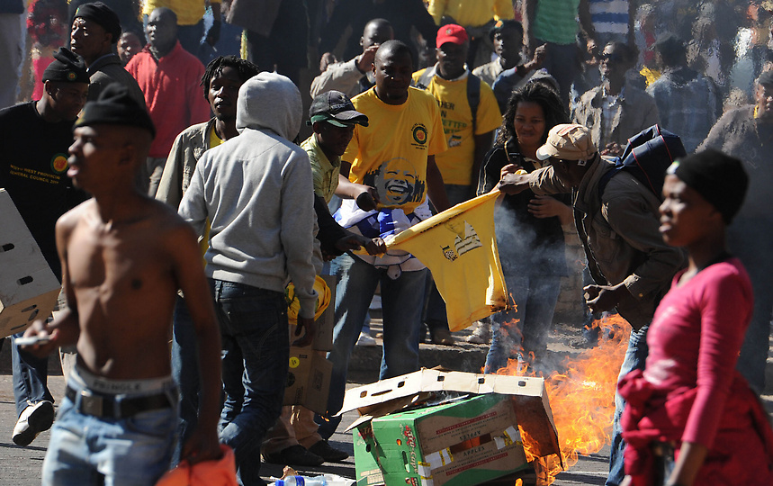 Фотография: Протесты в Южной Африке №10 - BigPicture.ru