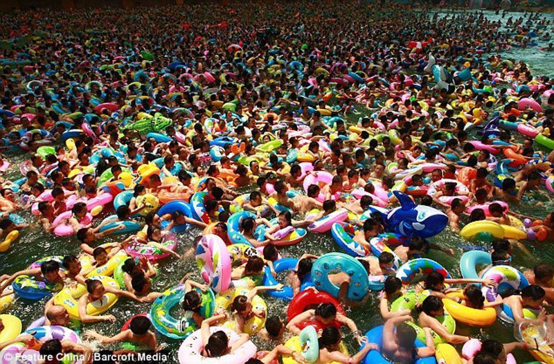 Фотография: Китайцы спасаются от жары в собственном 