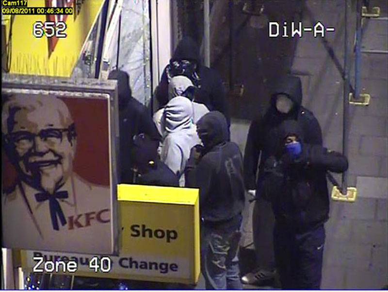 Фотография: Лица участников погромов в Лондоне с камер наблюдения №4 - BigPicture.ru