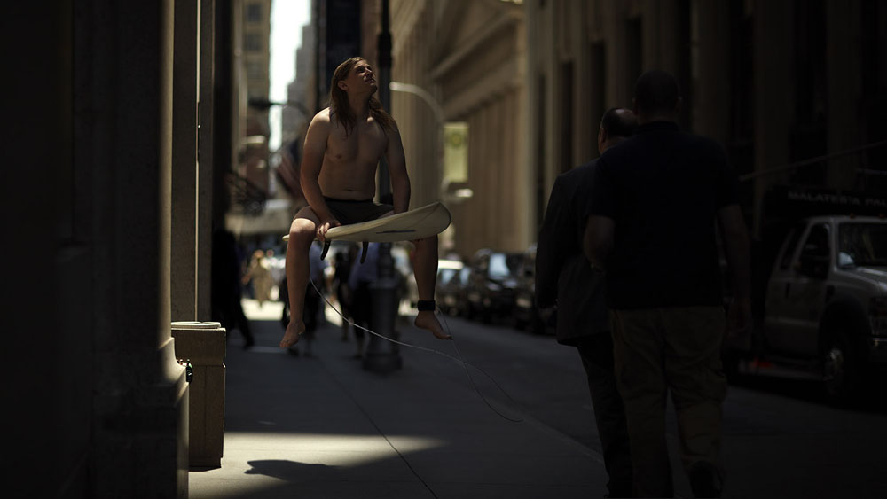 Фотография: Заблудившийся серфер на улицах Нью-Йорка №11 - BigPicture.ru