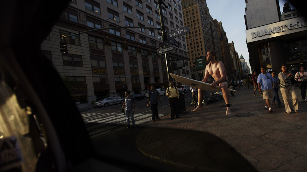 Фотография: Заблудившийся серфер на улицах Нью-Йорка №7 - BigPicture.ru