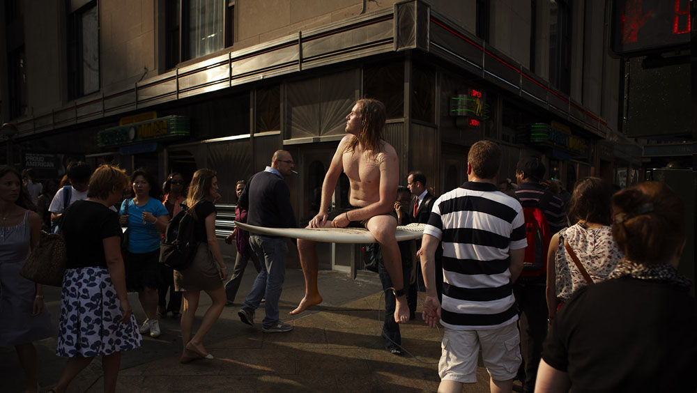 Фотография: Заблудившийся серфер на улицах Нью-Йорка №4 - BigPicture.ru