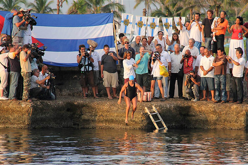 Фотография: 61-летняя пловчиха намерена переплыть пролив между Кубой и США №8 - BigPicture.ru