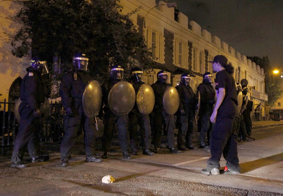 Фотография: Массовые погромы и беспорядки в Лондоне (Часть 1) №11 - BigPicture.ru