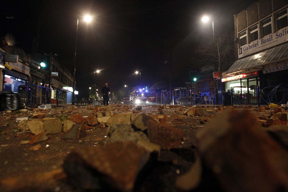 Фотография: Массовые погромы и беспорядки в Лондоне (Часть 1) №16 - BigPicture.ru