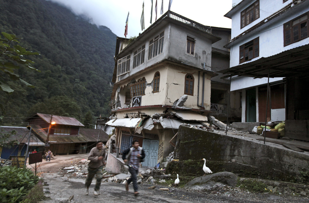 Фотография: Число жертв землетрясении в Индии, Тибете и Непале растет №16 - BigPicture.ru
