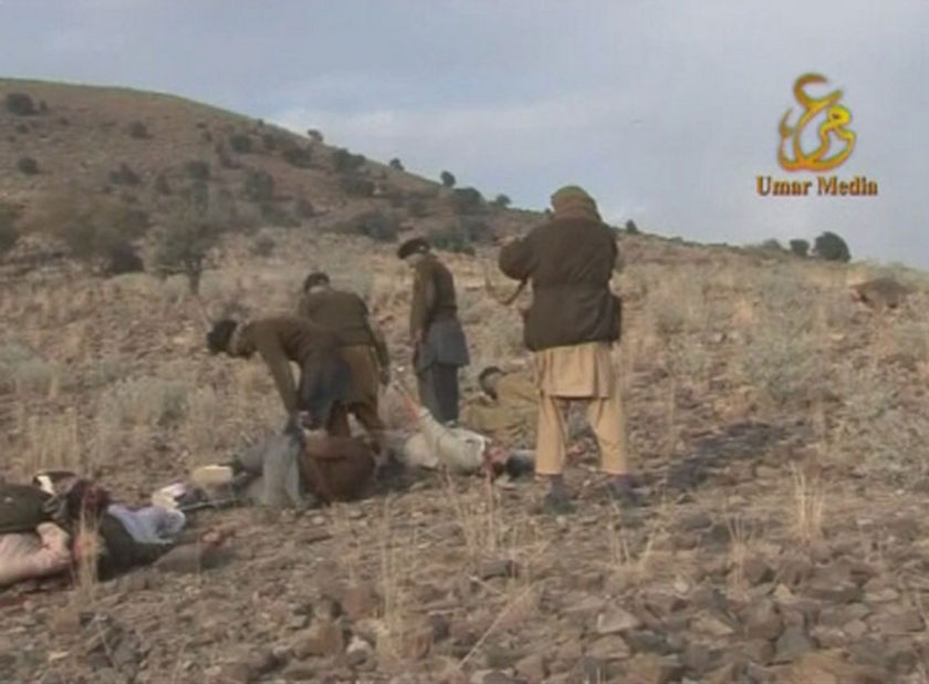 Фотография: Шокирующие кадры: Расстрел пакистанских военных талибами №13 - BigPicture.ru