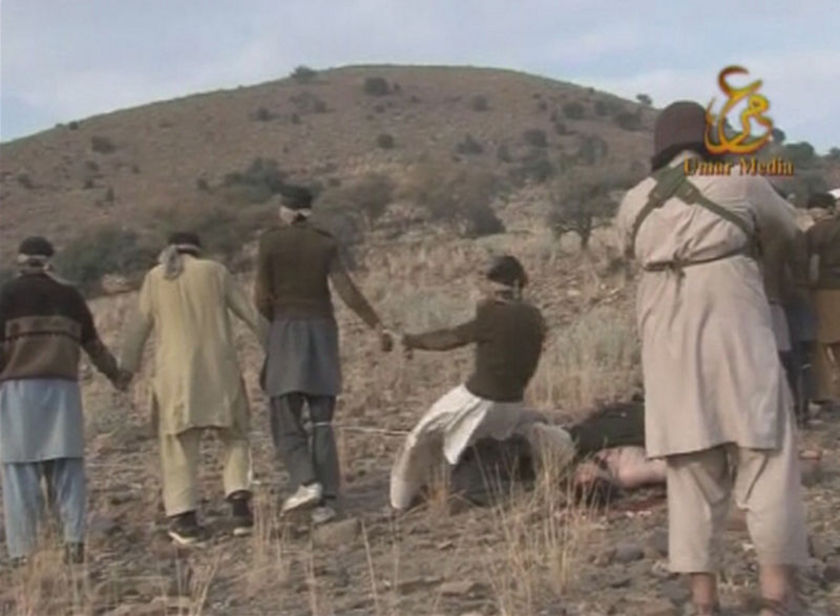 Фотография: Шокирующие кадры: Расстрел пакистанских военных талибами №8 - BigPicture.ru