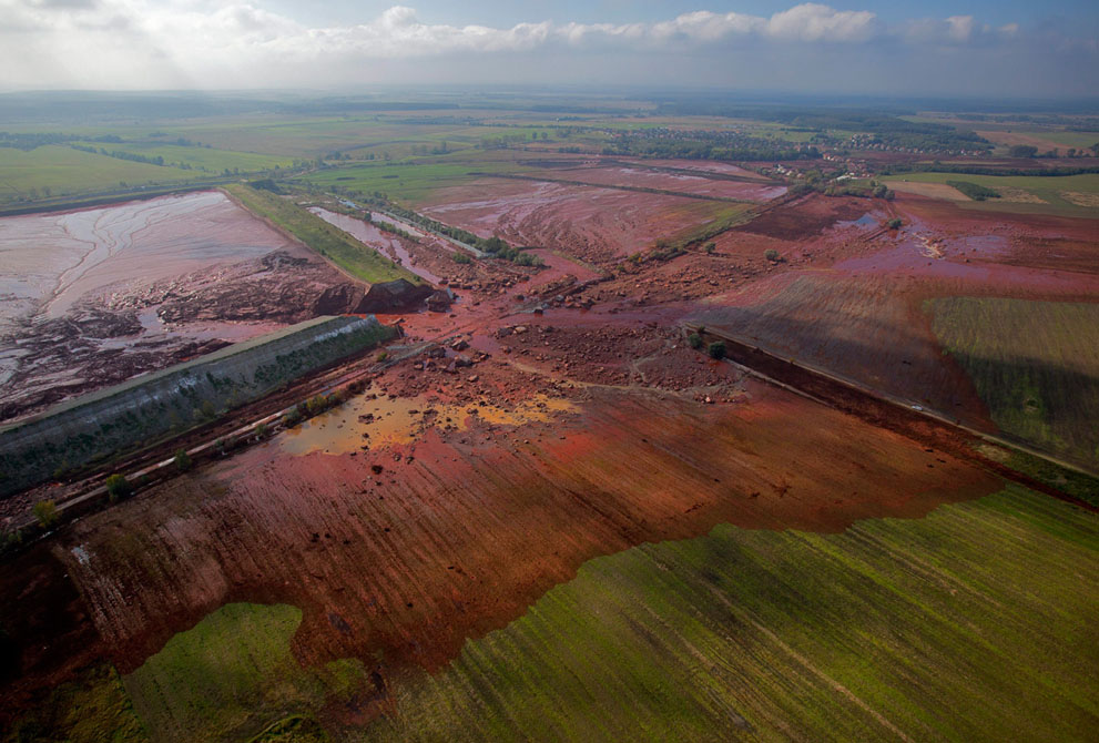 Фотография: Прорыв резервуара с токсичными отходами в Венгрии: год спустя №4 - BigPicture.ru