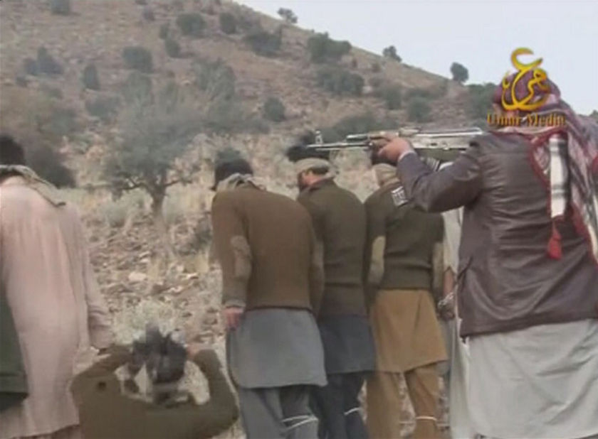Фотография: Шокирующие кадры: Расстрел пакистанских военных талибами №7 - BigPicture.ru