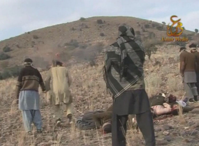 Фотография: Шокирующие кадры: Расстрел пакистанских военных талибами №12 - BigPicture.ru