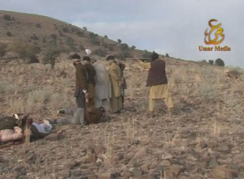 Фотография: Шокирующие кадры: Расстрел пакистанских военных талибами №11 - BigPicture.ru