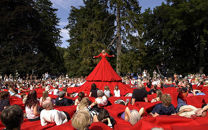 Гигантское красное платье-концертный зал
