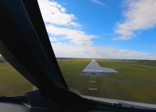 Тобольск принял первый в истории пассажирский рейс. Смотрите видео прямиком из кабины пилота