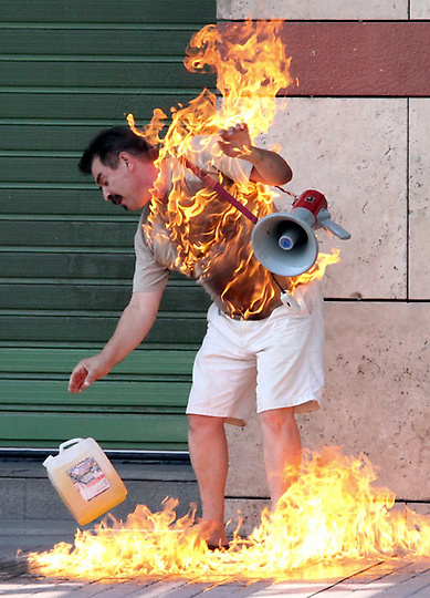 Фотография: Грек-должник пытался сжечь себя перед отделением банка №3 - BigPicture.ru