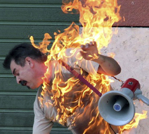 Фотография: Грек-должник пытался сжечь себя перед отделением банка №5 - BigPicture.ru
