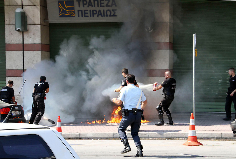 Фотография: Грек-должник пытался сжечь себя перед отделением банка №7 - BigPicture.ru