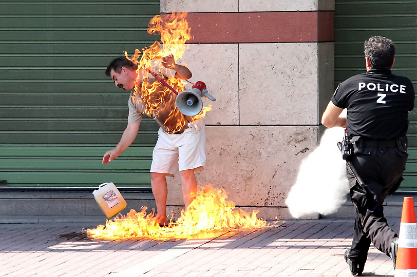 Фотография: Грек-должник пытался сжечь себя перед отделением банка №4 - BigPicture.ru