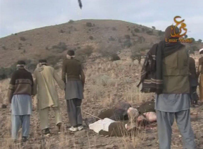 Фотография: Шокирующие кадры: Расстрел пакистанских военных талибами №10 - BigPicture.ru