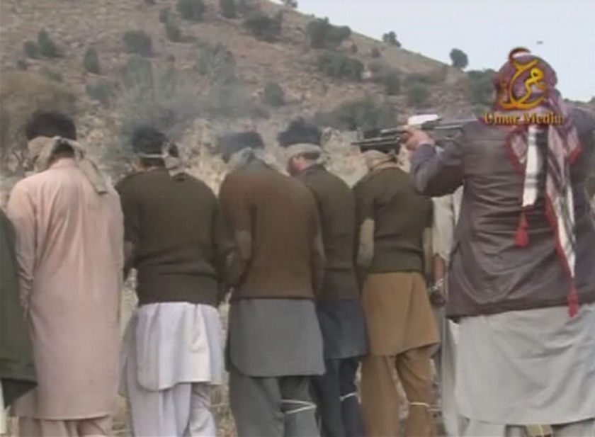 Фотография: Шокирующие кадры: Расстрел пакистанских военных талибами №6 - BigPicture.ru