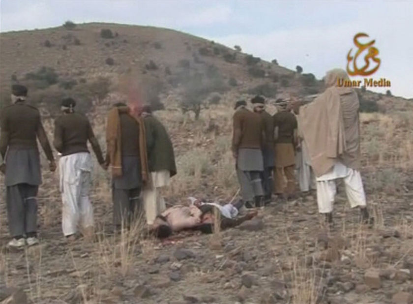 Фотография: Шокирующие кадры: Расстрел пакистанских военных талибами №9 - BigPicture.ru