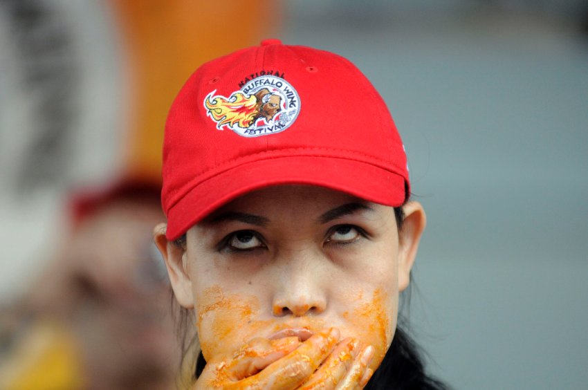 Фотография: Миниатюрная азиатка по кличке Черная Вдова пожирает груды еды №6 - BigPicture.ru