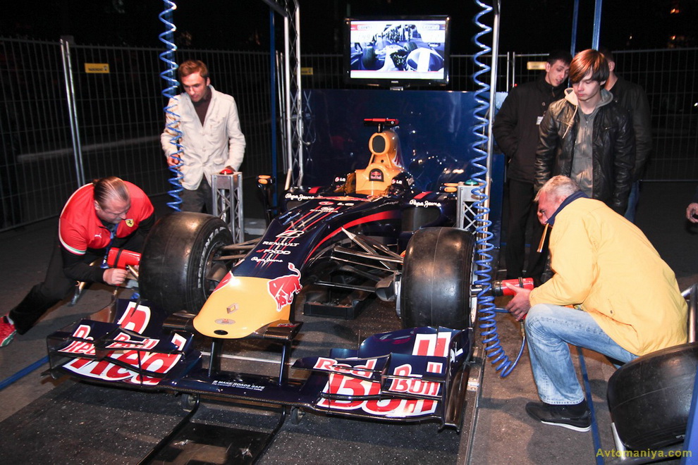Фотография: Red Bull Night Race 2011: попробуй себя в роли механика №11 - BigPicture.ru
