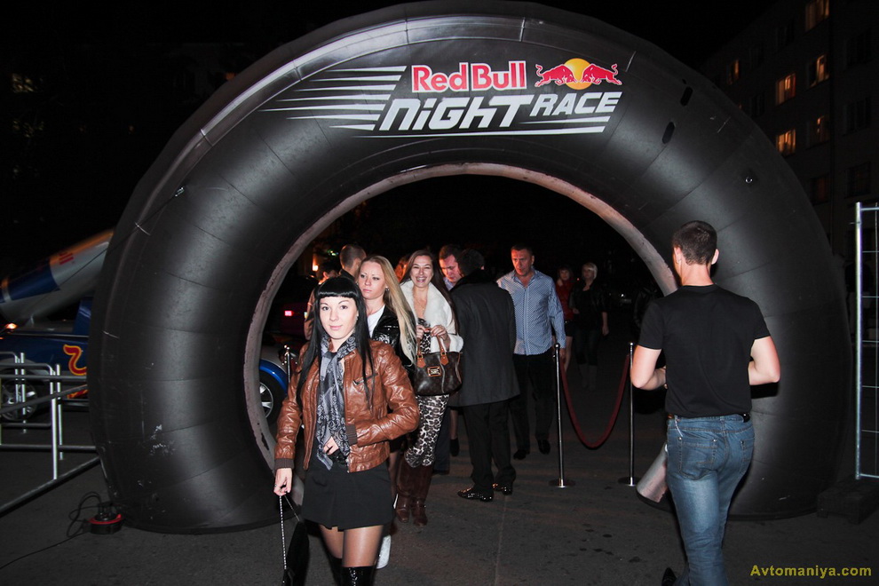 Фотография: Red Bull Night Race 2011: попробуй себя в роли механика №2 - BigPicture.ru