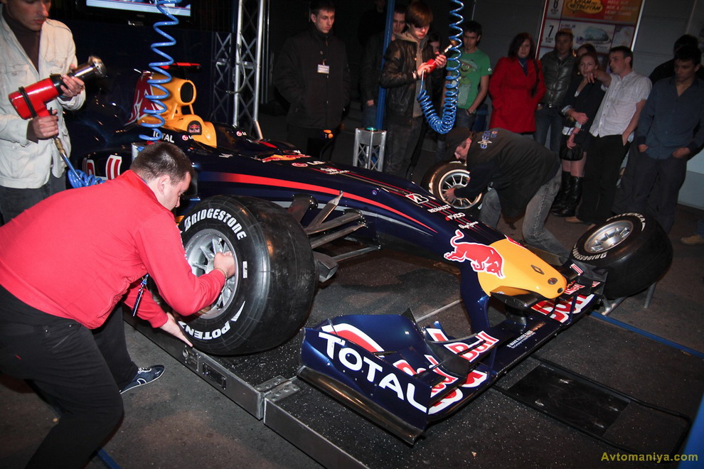 Фотография: Red Bull Night Race 2011: попробуй себя в роли механика №16 - BigPicture.ru