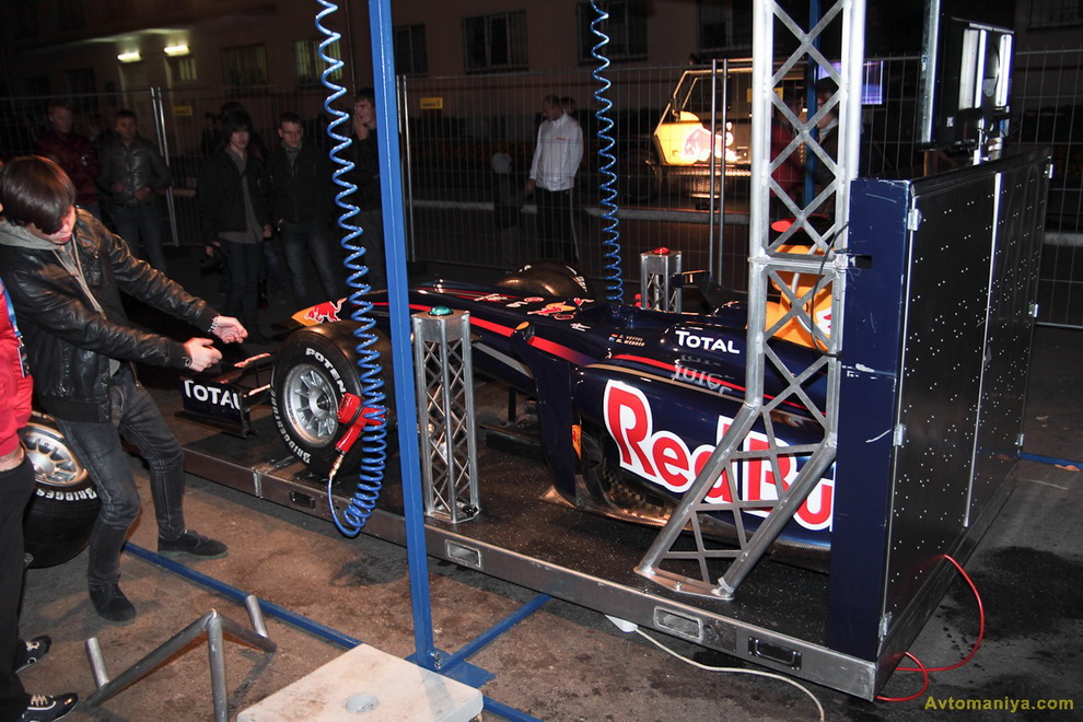 Фотография: Red Bull Night Race 2011: попробуй себя в роли механика №18 - BigPicture.ru