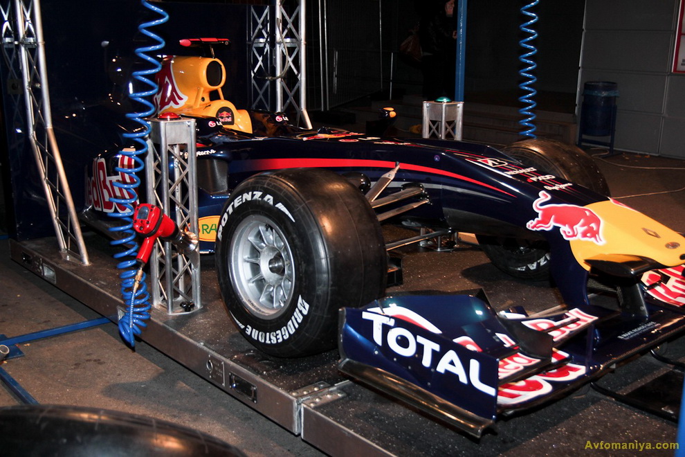 Фотография: Red Bull Night Race 2011: попробуй себя в роли механика №6 - BigPicture.ru