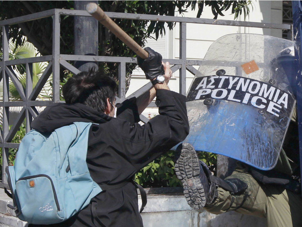 Фотография: Беспорядки в Греции: второй день демонстраций №12 - BigPicture.ru