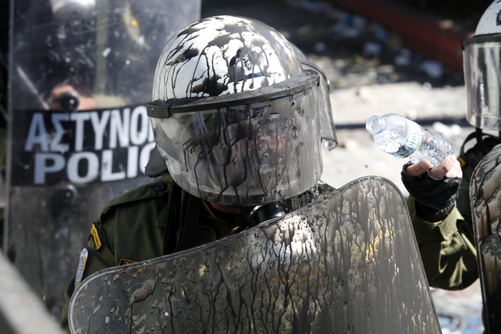 Фотография: Беспорядки в Греции: второй день демонстраций №13 - BigPicture.ru