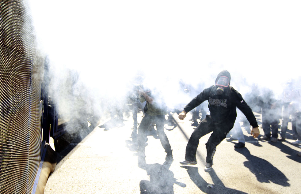Фотография: Беспорядки в Греции: второй день демонстраций №14 - BigPicture.ru